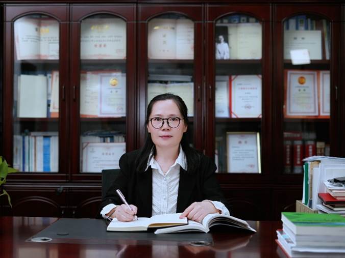 女人站在桌子前AI 生成的内容可能不正确。