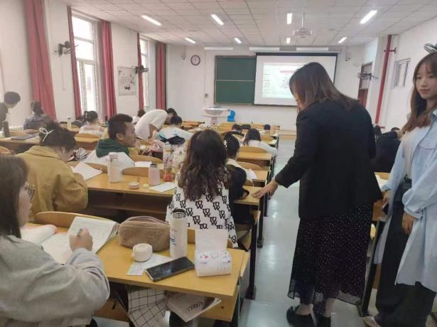 课间与学生交流